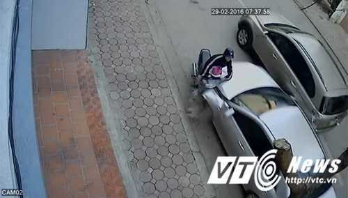 xe-camry-tong-chet-3-nguo