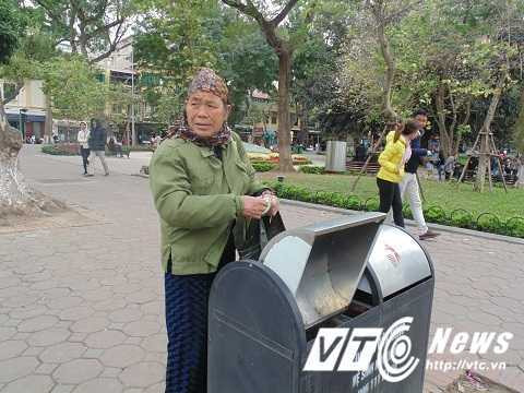 Trong tan coi long, ba rat nho nhung nguoi con cua minh
