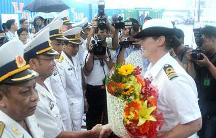 Nữ Trung tá Belinda Wood (phải) tại lễ đón