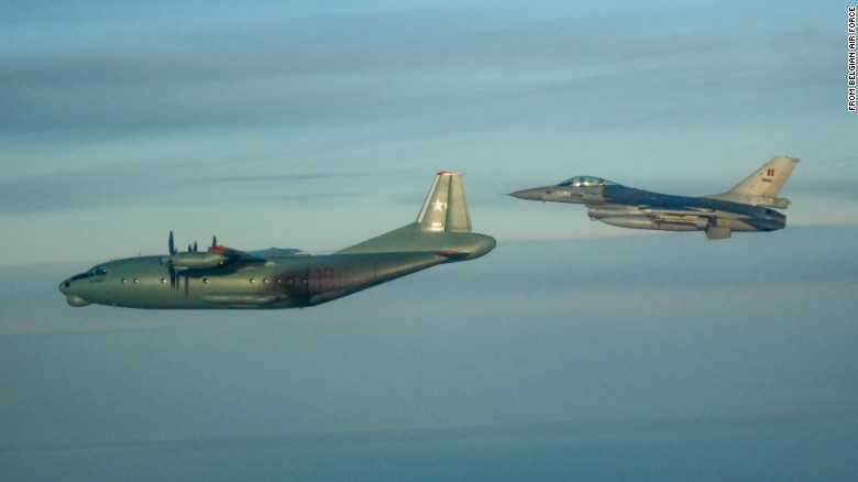 Chiến cơ F-16 của Bỉ áp sát máy bay An-12PPS của Nga