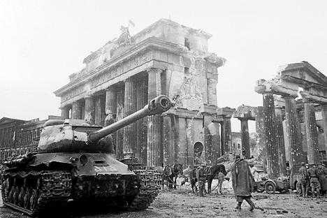Chiếc xe tăng của Liên Xô gần Cổng Brandenburg, Berlin năm 1945