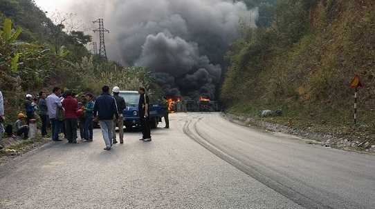 xe bon cho dau va xe khach dam nhau xay ra tai nan kinh hoang2