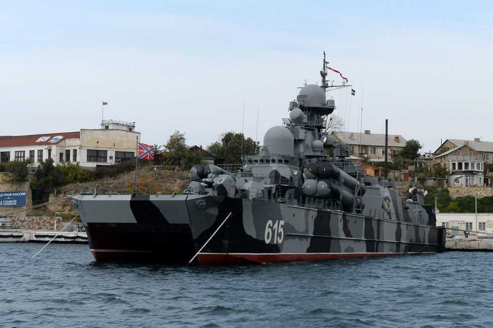 Tàu tên lửa cao tốc Bora với khả năng di chuyển lên dến 100km/h, mang tên lửa chống hạm Mosquito và tên lửa phòng không Osa-M