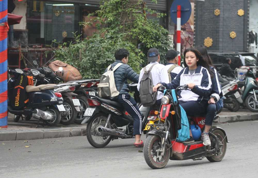 Hình ảnh học sinh đầu trần đi lại đã quen thuộc trên khắp các con phố ở Hà Nội