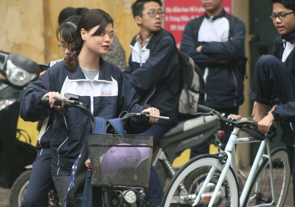 Cũng có những học sinh không đội mà để mũ bảo hiểm trên giỏ xe