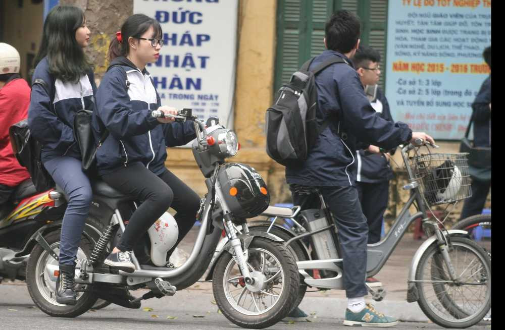 Người để trên giỏ, người treo dưới chân