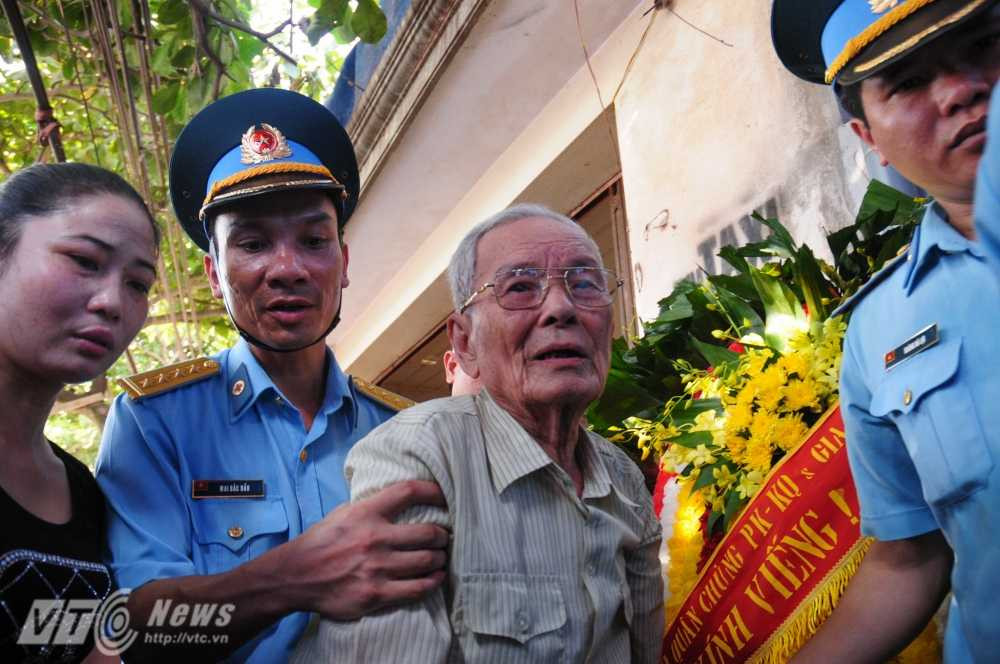 Ông Phùng, bố của anh Trần Quang Khải được dìu vào nhà chuẩn bị lễ viếng - Ảnh: Tùng Đinh