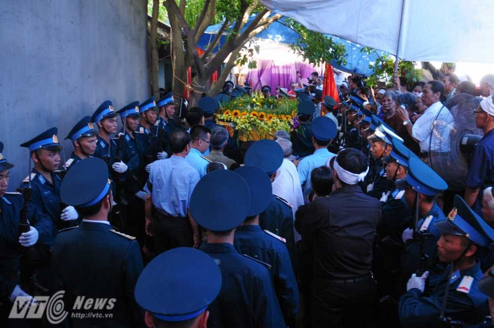 Dàn tiêu binh đứng nghiêm trang đón linh cữu liệt sỹ Khải vào nhà