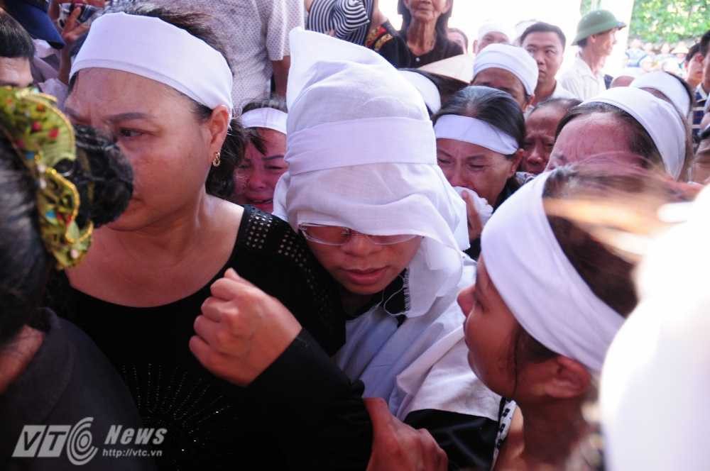 Chị Hà, vợ liệt sỹ Khải không cầm được nước mắt trong lễ viếng chồng - Ảnh: Tùng Đinh