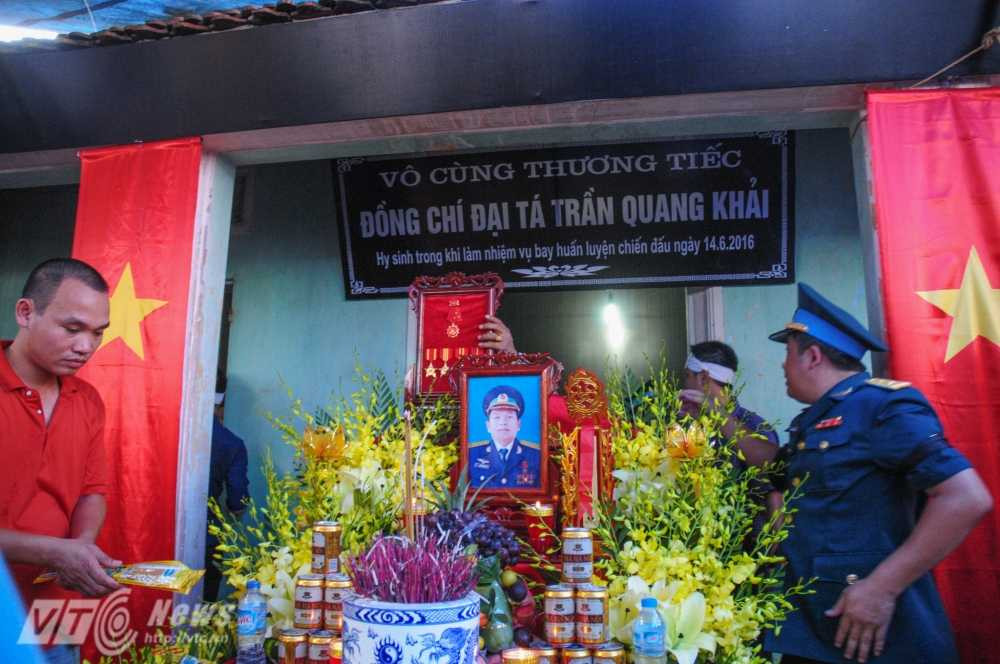 Bàn thờ làm lễ viếng của liệt sỹ, Thượng tá Trần Quang Khải - Ảnh: Tùng Đinh