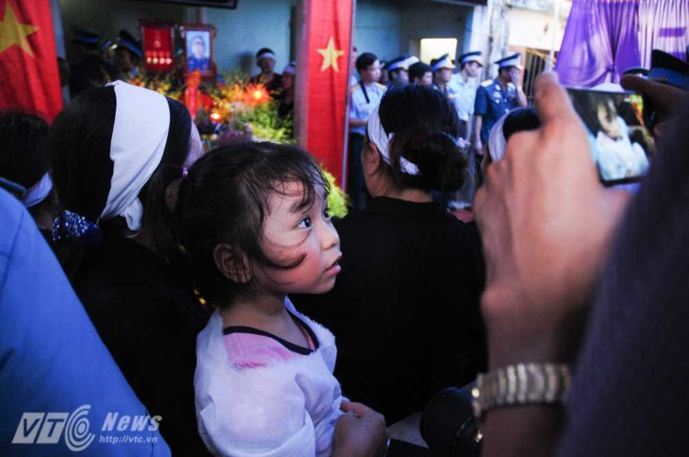 Cháu Khánh Vân, con gái anh Khải dường như chưa đủ lớn để nhận biết được nỗi đau của gia đình - Ảnh: Tùng Đinh