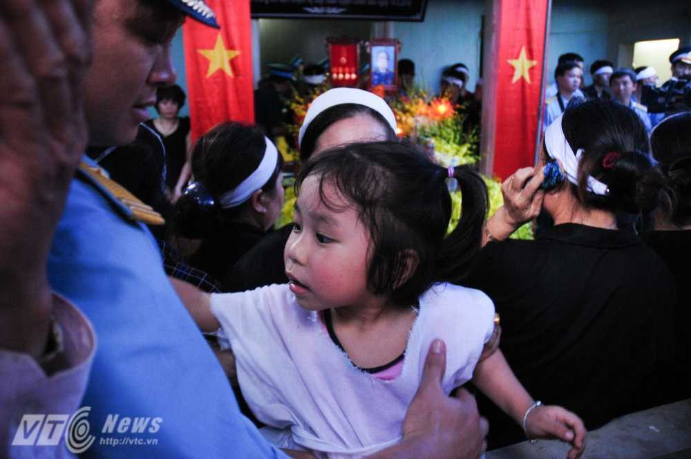 Những đồng đội của anh bế cháu trong lễ viếng - Ảnh: Tùng Đinh