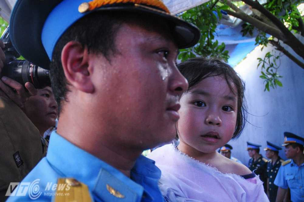 Ánh mắt của cô bé đủ khiến bất kỳ ai có mặt trong lễ viếng phải rơi lệ - Ảnh: Tùng Đinh