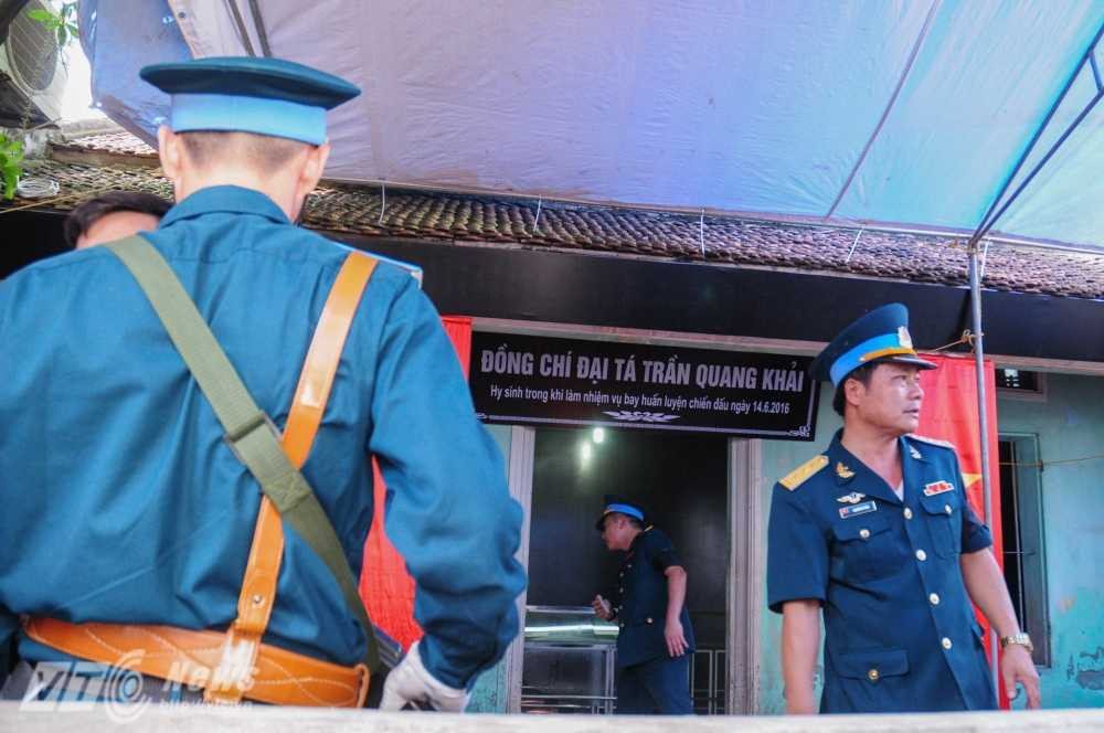 Các đồng đội chuẩn bị cho lễ viếng - Ảnh: Tùng Đinh