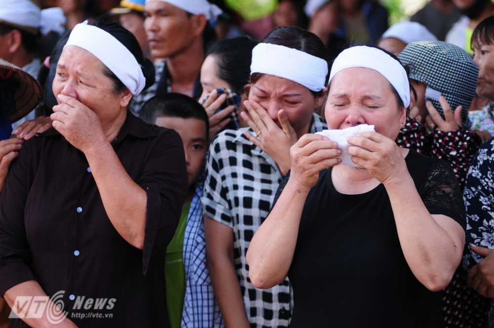 Những người thân của anh Khải khóc ngất khi đoàn xe của Bộ Quốc phòng đưa linh cữu anh về quê nhà - Ảnh: Tùng Đinh