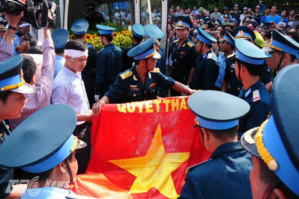 Lá cờ Quyết thắng được đồng đội chuẩn bị cho lễ viếng Thượng tá Trần Quang Khải - Ảnh: Tùng Đinh