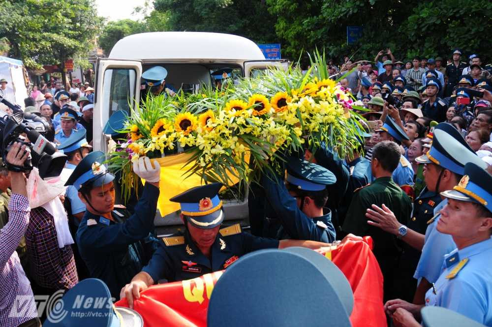 Hàng trăm người dân có mặt tại lễ viếng - Ảnh: Tùng Đinh