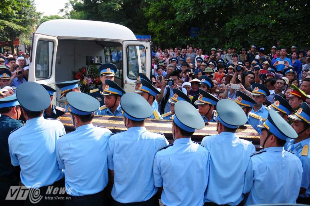 Linh cữu Thượng tá Trần Quang Khải được đưa vào nhà - Ảnh: Tùng Đinh