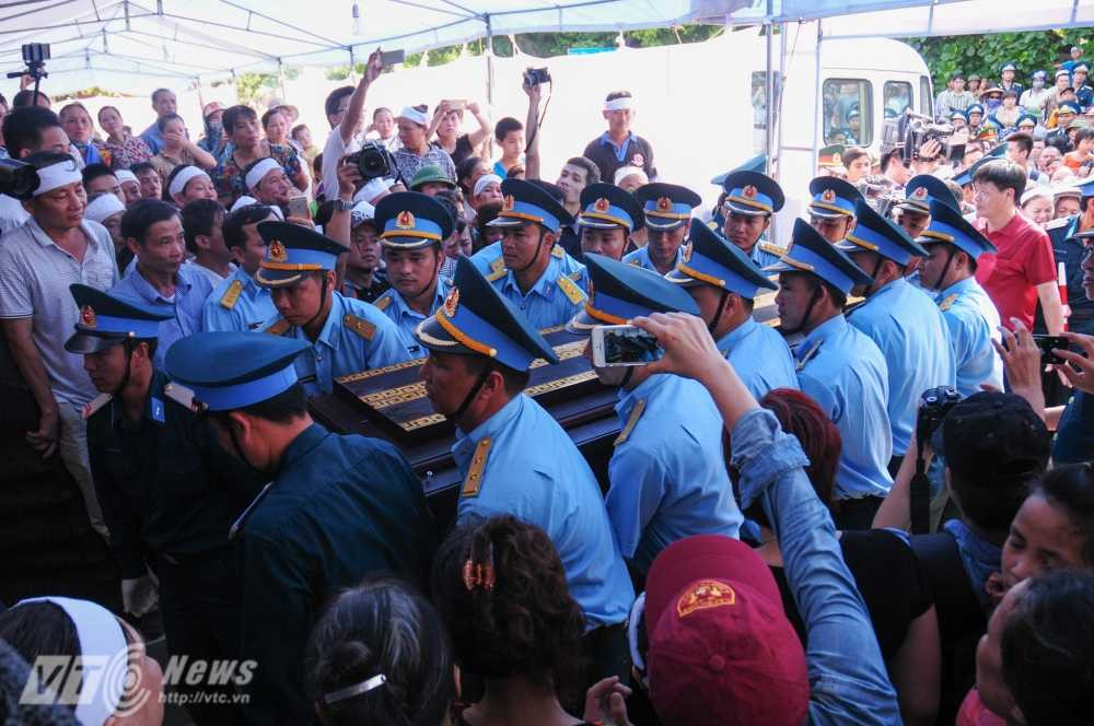 Các đồng đội đưa linh cữu liệt sỹ Khải vào nhà - Ảnh: Tùng Đinh