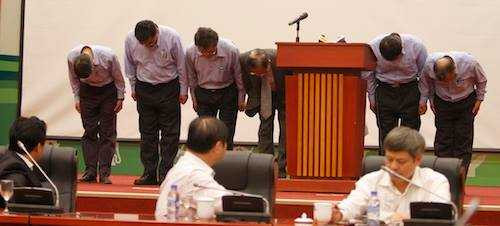 Ban lãnh đạo Formosa Hà Tĩnh cúi đầu xin lỗi. Ảnh: Võ Thành.