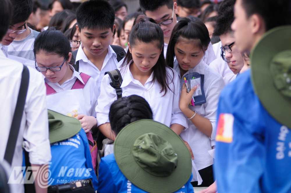 Đây là điểm trông giữ balo, túi xách, những đồ dùng không được mang vào phòng thi - Ảnh: Tùng Đinh