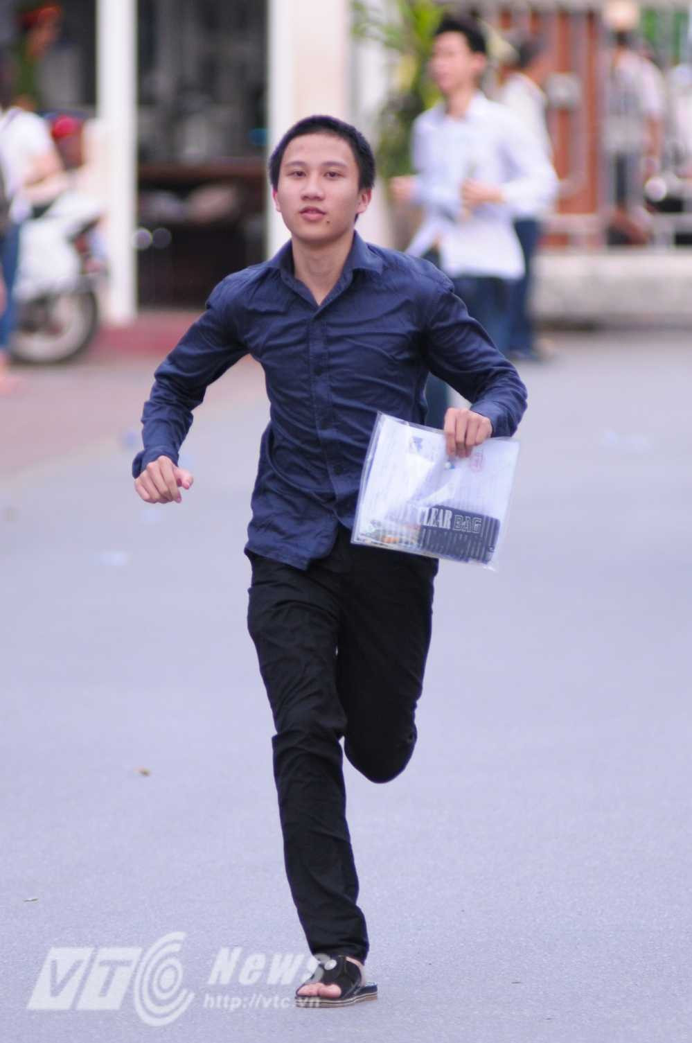 Thí sinh hối hả vào phòng - Ảnh: Tùng Đinh