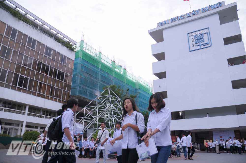 Các thí sinh ngồi chờ ở khuôn viên ĐH Xây dựng - Ảnh: Tùng Đinh