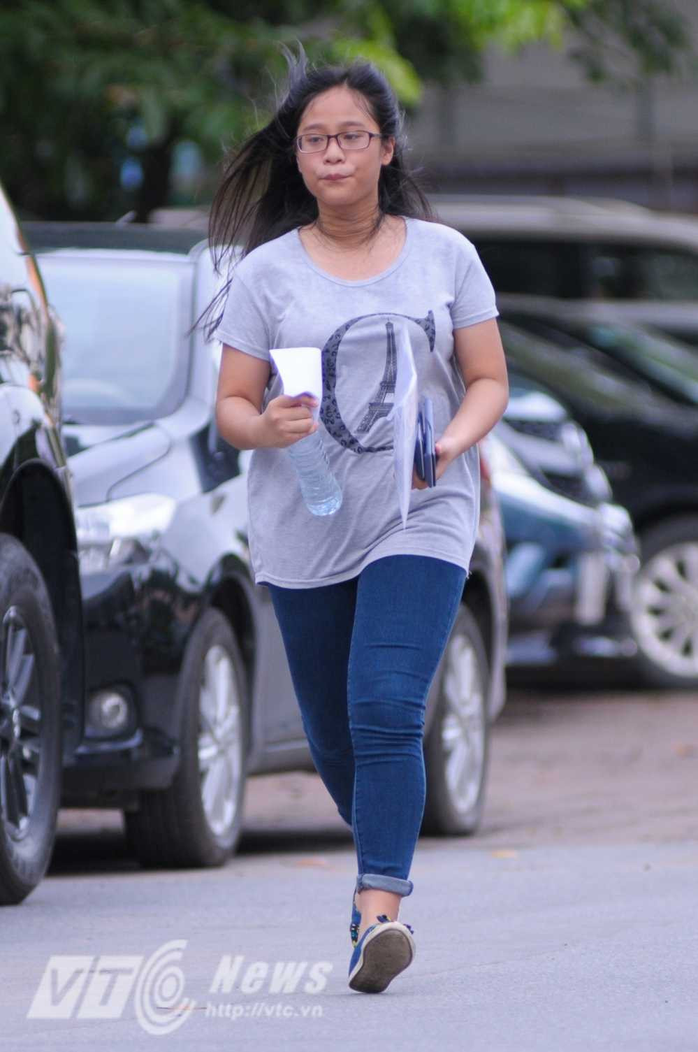 Thời điểm sát giờ vào phòng, các thí sinh rất khẩn trương di chuyển - Ảnh: Tùng Đinh