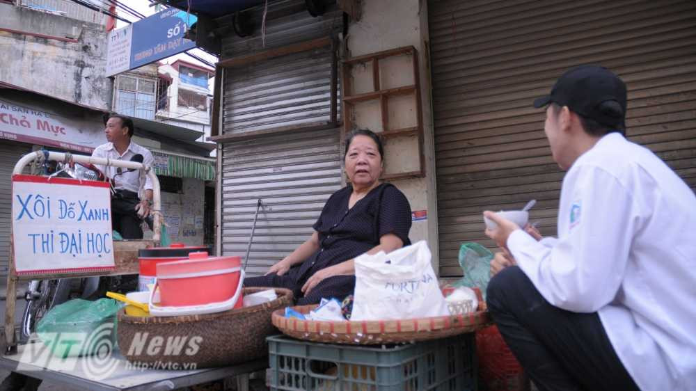Trước đó, từ khoảng 5h30, nhiều hàng quán đã mở cửa bán đồ ăn sáng, đặc biệt có quán bán 'Xôi đậu xanh thi Đại học' trên phố Vọng - Ảnh: Tùng Đinh