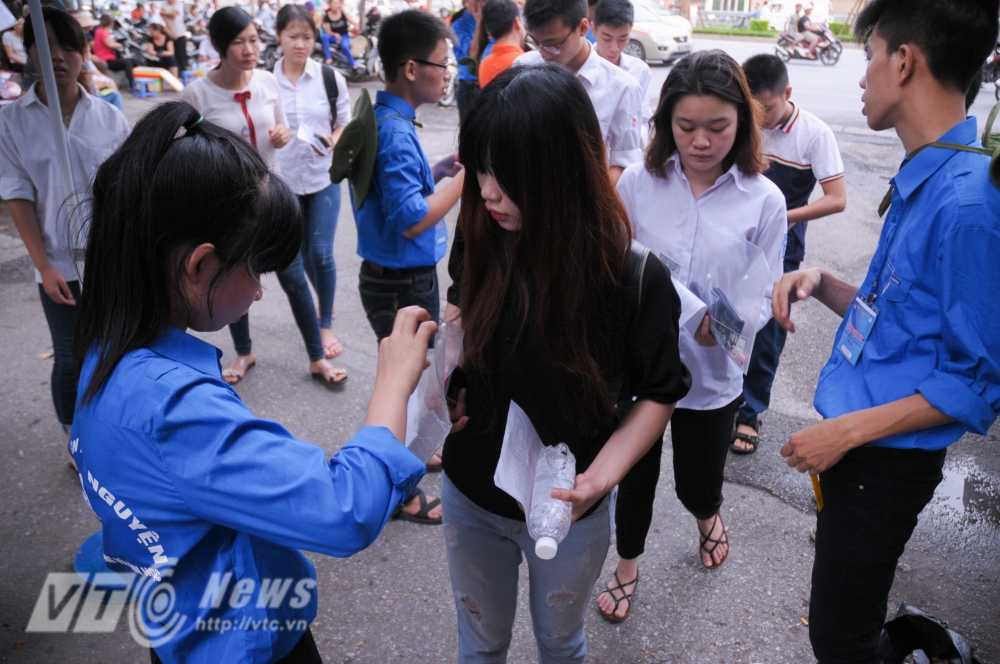 Các thí sinh đến địa điểm thi từ sớm, khoảng 6h sáng 1/7 - Ảnh: Tùng Đinh