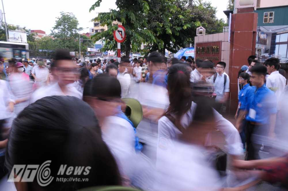 Rất đông thí sinh có mặt tại điểm thi ĐH Xây dựng - Ảnh: Tùng Đinh