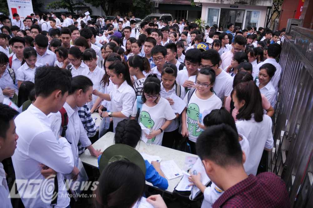 Hàng trăm thí sinh chờ đến lượt gửi đồ - Ảnh: Tùng Đinh