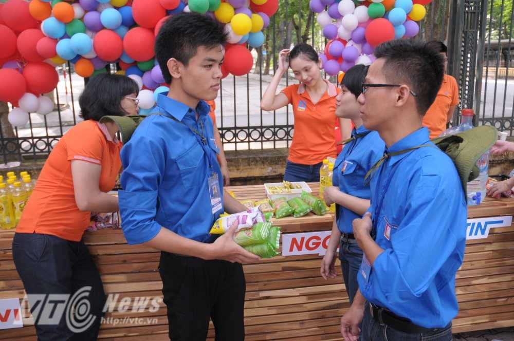Một số đơn vị tổ chức quầy nước miễn phí cho phụ huynh và thí sinh - Ảnh: Tùng Đinh