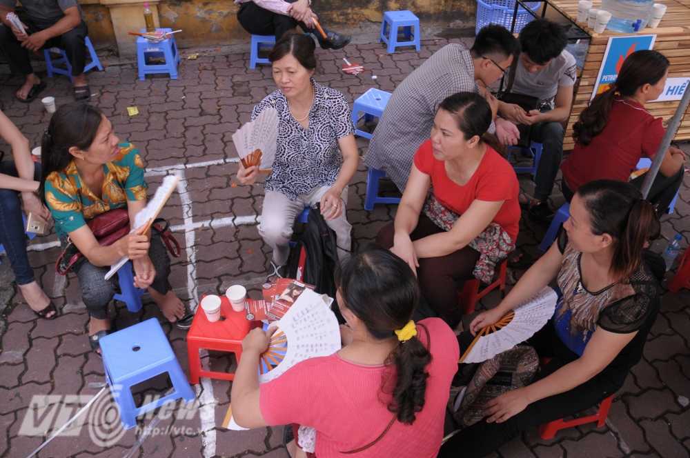 Các quán trà đá là lựa chọn ưa thích của các bậc phụ huynh khi chờ con - Ảnh: Tùng Đinh