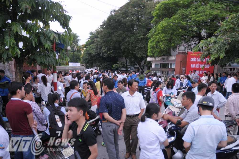 Điểm thi ĐH Xây dựng ken chặt người lúc giờ sáng
