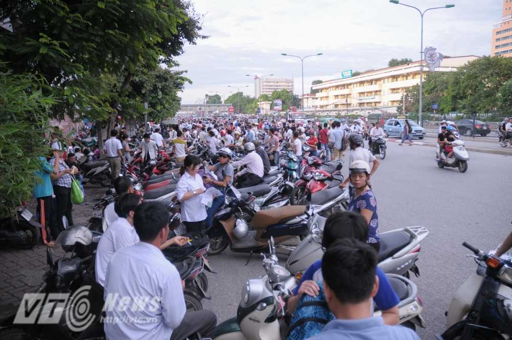 Lượng lớn xe máy tràn ra đường Giải Phóng đoạn qua ĐH Xây dựng - Ảnh: Tùng Đinh