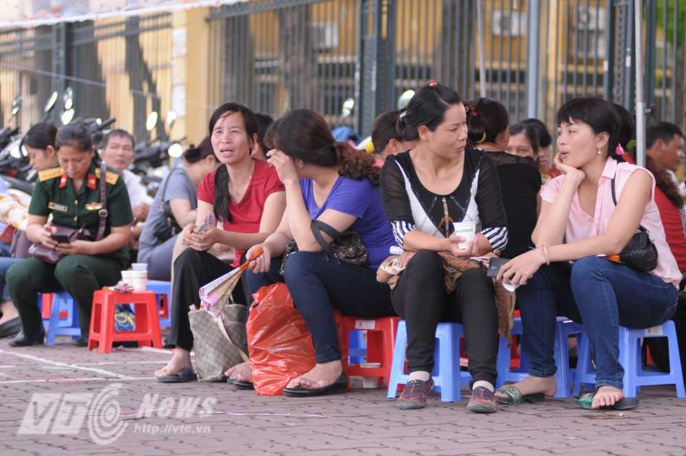 Sau khi thí sinh vào phòng, các phụ huynh bắt đầu tìm chỗ chờ đợi - Ảnh: Tùng Đinh