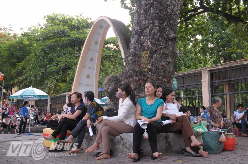 Các phụ huynh đợi thí sinh thi môn Toán tại điểm thi ĐH Bách Khoa Hà Nội - Ảnh: Tùng Đinh