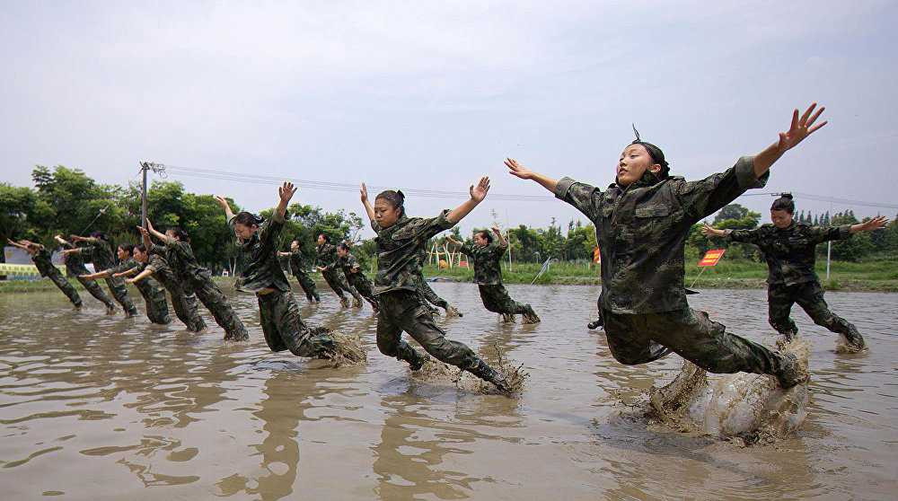 Các tiếp viên hàng không ở Tứ Xuyên, Trung Quốc được đào tạo khả năng chiến đấu