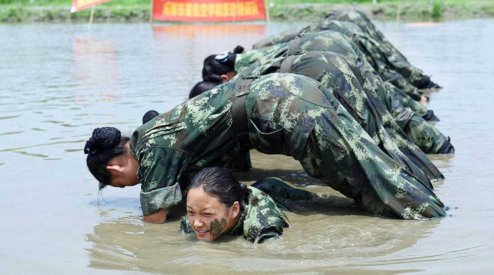 Trong đó có những bài tập yêu cầu phá kính, gỗ bằng tay trần