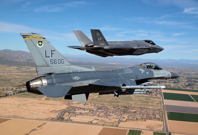 F-35 (trước) tỏ ra lép vế so với F-16 trong không chiến quần vòng. Ảnh: Không quân Mỹ.