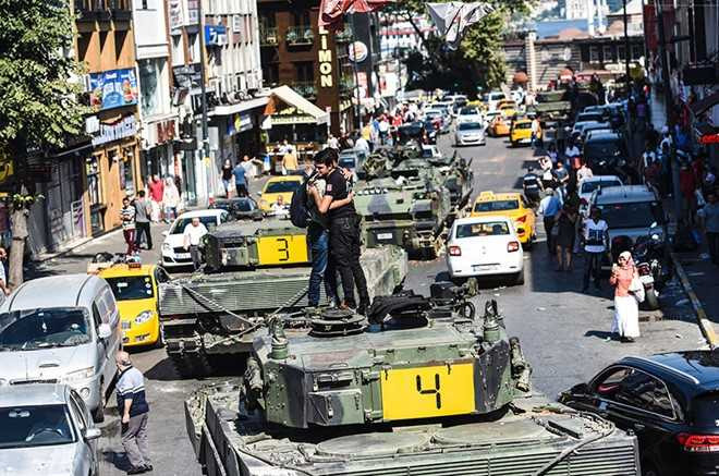 Cảnh sát Thổ Nhĩ Kỳ ôm một người dân sau khi đoàn xe tăng của quân đảo chính đã được khống chế ở Istanbul sáng 16/7