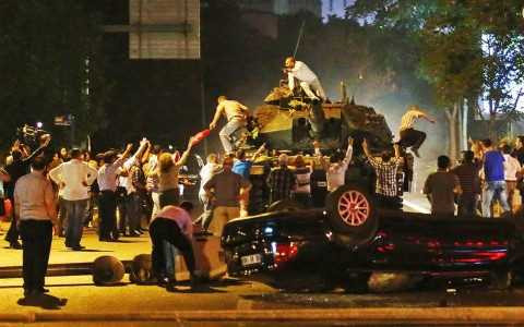 Khung cảnh hỗn loạn trên đường phố Thổ Nhĩ Kỳ tối 15/7