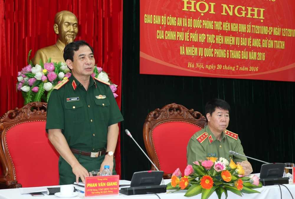 Trung tướng Phan Văn Giang, Ủy viên Trung ương Đảng, Tổng Tham mưu trưởng QĐND Việt Nam, Thứ trưởng Bộ Quốc phòng điều hành thảo luận