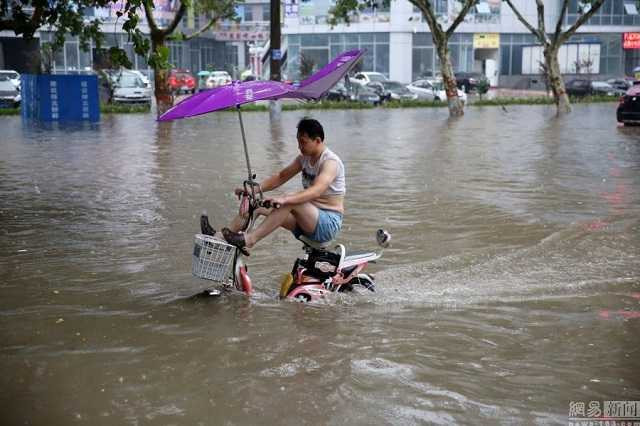 Những cơn mưa lớn khiến tình trạng ngập lụt ở Trung Quốc ngày càng nghiêm trọng