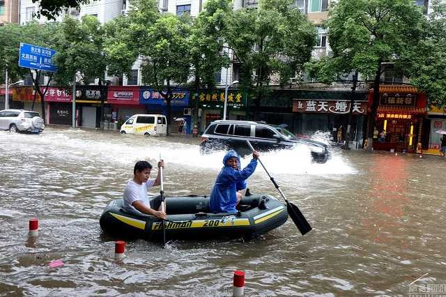 Đường phố bị ngập nặng