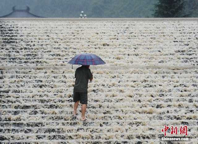 Nhiều nơi phải đối mặt với nguy cơ vỡ đê