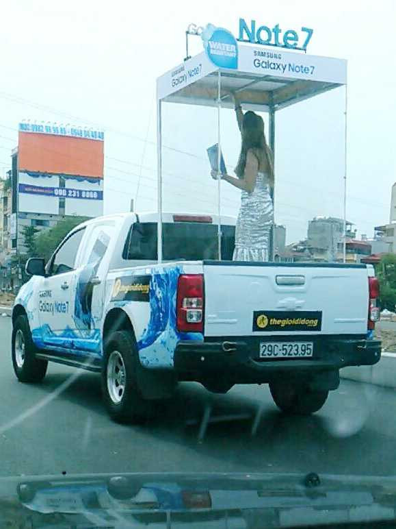 Đưa người mẫu vào lồng kính diễu phố, bị phạt 6 triệu đồng - ảnh 1