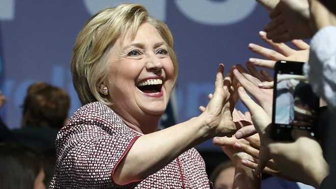 Ba Clinton kiem hon 10 trieu USD nam 2015 hinh anh 1