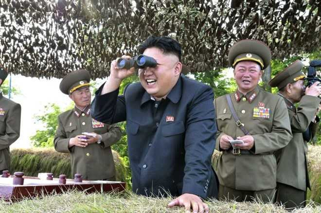 Kim Jong-Un ca ngoi vu phong ten lua tu tau ngam hinh anh 1